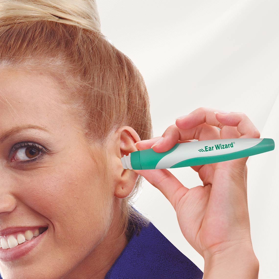 Frau reinigt ihr Ohr mit dem Ear Wizard – sanftes, sicheres System zur Ohrhygiene mit ergonomischem Griff.