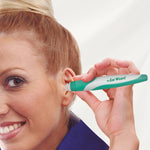 Frau reinigt ihr Ohr mit dem Ear Wizard – sanftes, sicheres System zur Ohrhygiene mit ergonomischem Griff.