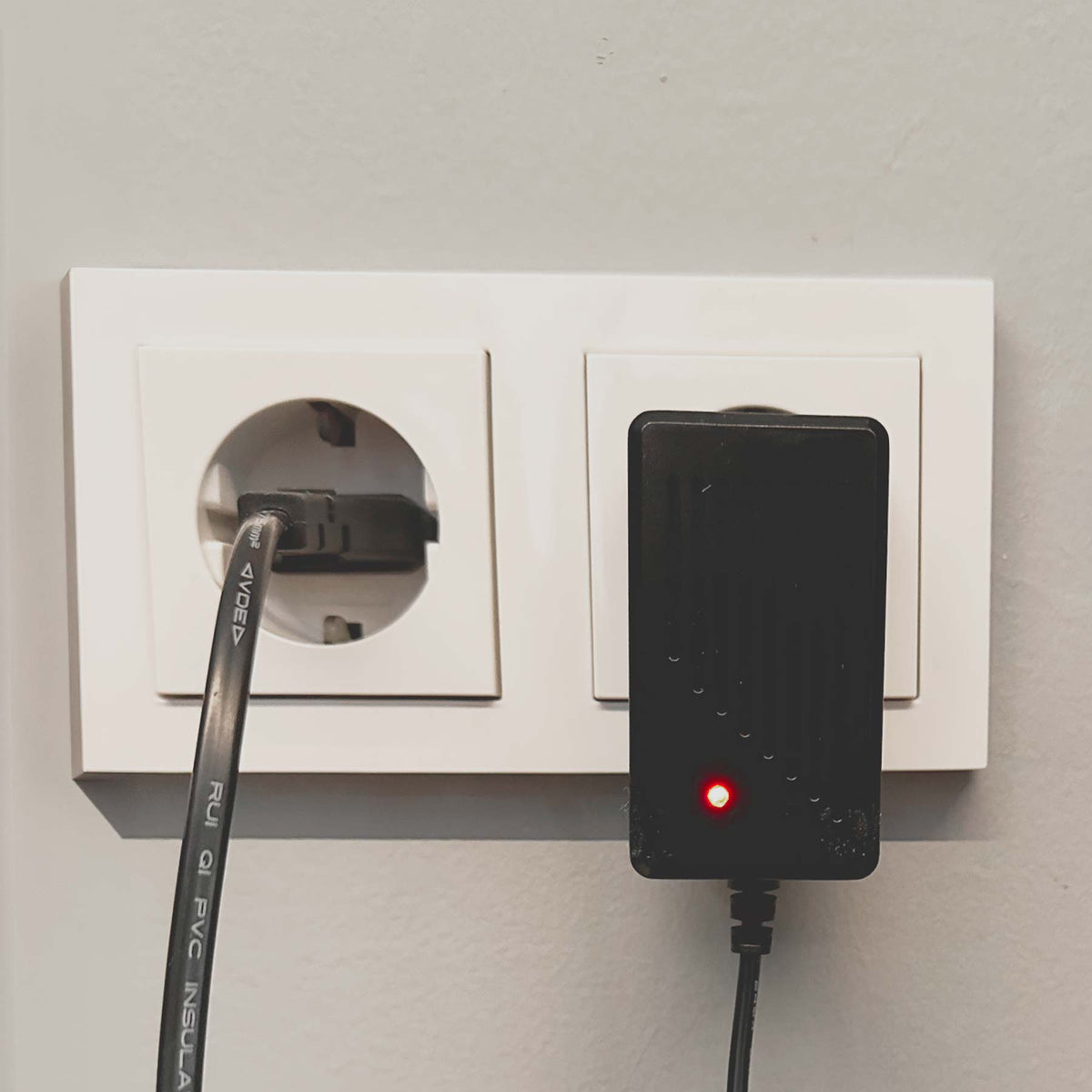 Ladegerät mit rot leuchtender LED