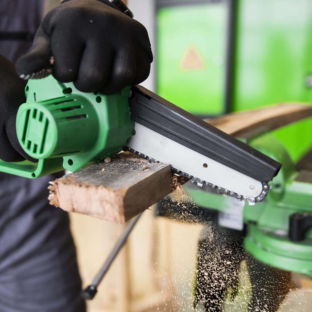 Präziser Schnitt durch Kantholz mit der Hammersmith PocketSaw Pro