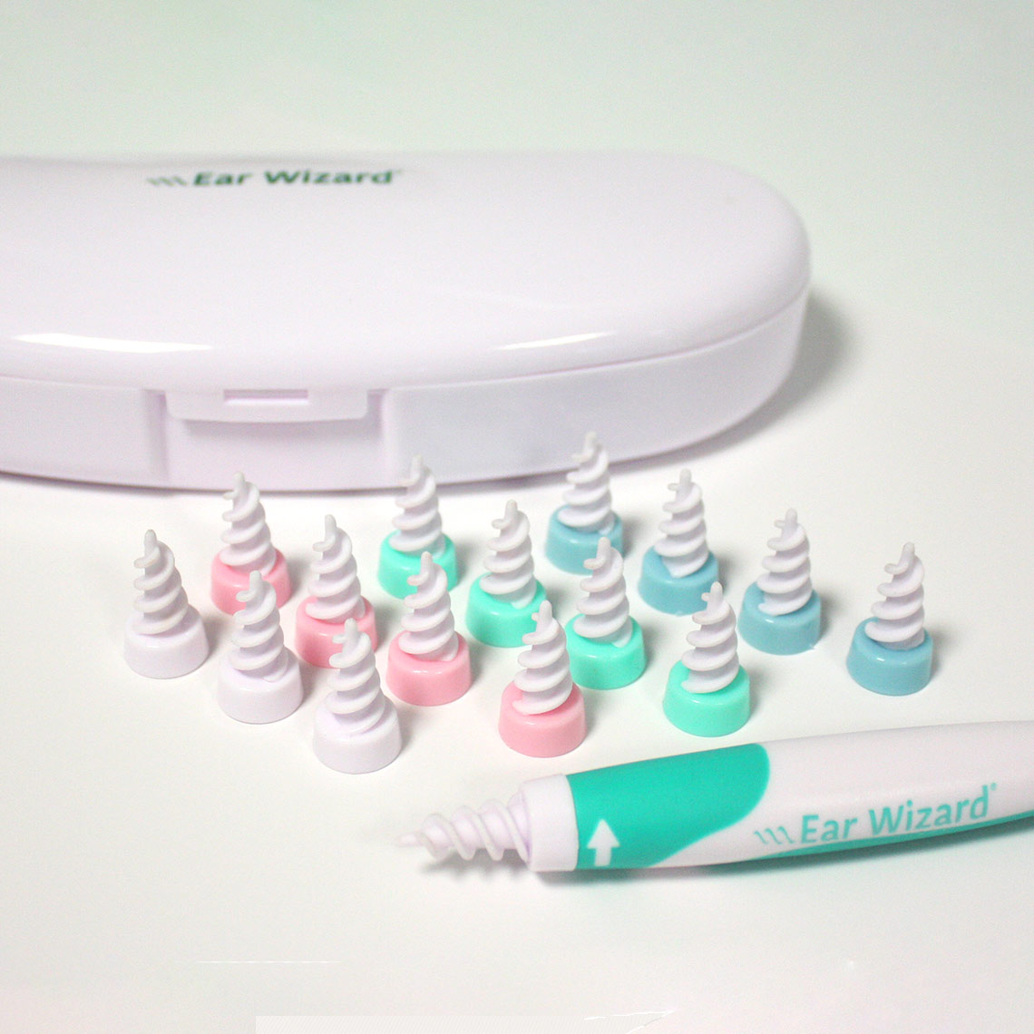 Ear Wizard Set mit vielen Ersatzspitzen in Etui – farblich sortiert für hygienische Nutzung durch mehrere Personen.