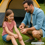 Ein Mann trägt mit einem CLICswab Knick-Wattestäbchen vorsichtig Pflege auf einen Insektenstich am Arm eines Mädchens vor einem Zelt beim Camping auf.