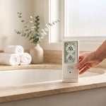 ScentDream Raumduftsystem mit eingesetztem Duft-Pod steht auf einem Badewannenrand