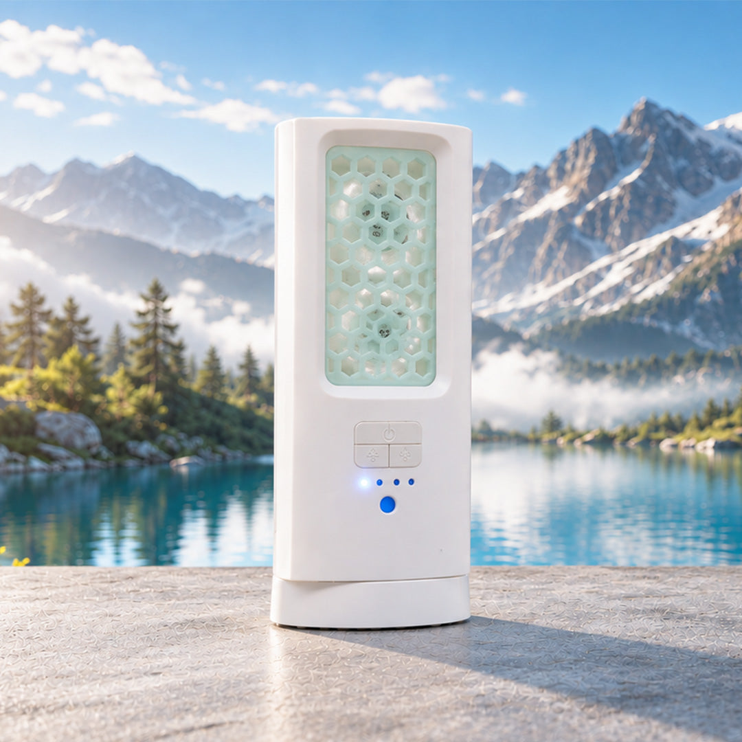 ScentDream Raumduftsystem mit eingesetztem mintgrünem Frischetraum-Nachfüllpod  vor einer sonnigen Kulisse aus Bergsee und Alpen.