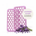 Zwei lilafarbene ScentDream Nachfüll-Pods „Lavendelglanz“ dekoriert mit frischen Lavendelblüten vor weißem Hintergrund.