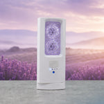 ScentDream Raumduftsystem mit eingesetztem violettem Nachfüll-Pod „Lavendelglanz“vor einem blühenden Lavendelfeld.