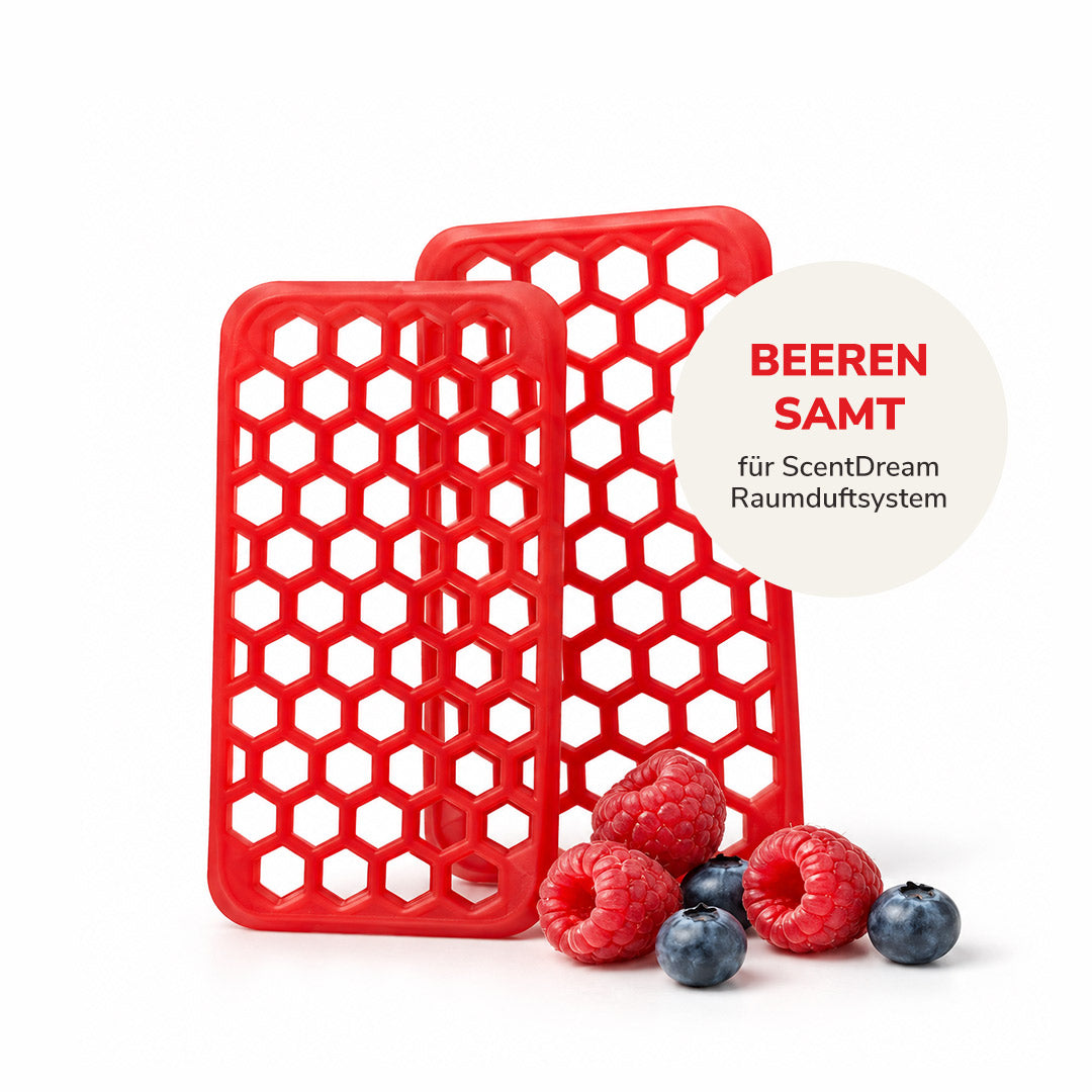Zwei rote ScentDream Nachfüll-Pods mit in der Duftrichtung Beerensamt, davor frische Himbeeren und Heidelbeeren auf weißem Hintergrund.