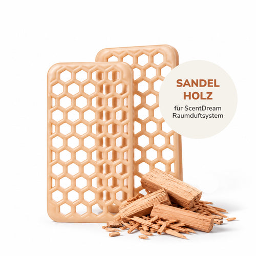 Zwei beigefarbene ScentDream Nachfüll-Pods mit in der Duftrichtung Sandelholz, daneben dekorative Sandelholzstücke auf weißem Hintergrund.