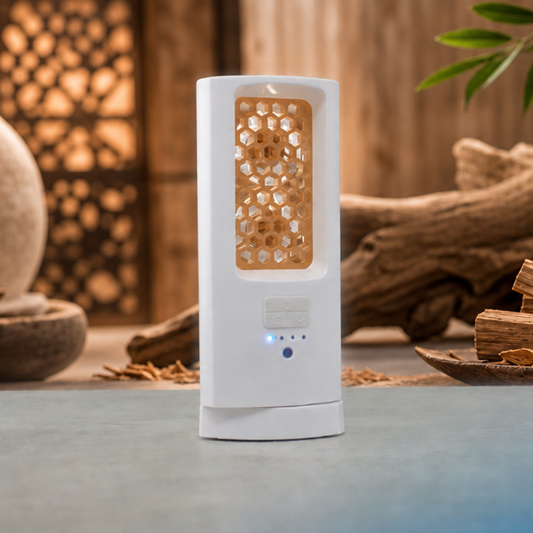 ScentDream Raumduftdiffusor mit eingesetztem Sandelholz-Nachfüll-Pod, platziert vor warmen Holzelementen.